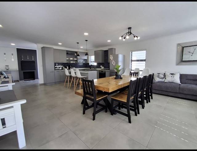 4 BEDROOM HOUSE FOR SALE IN SANDY POINT